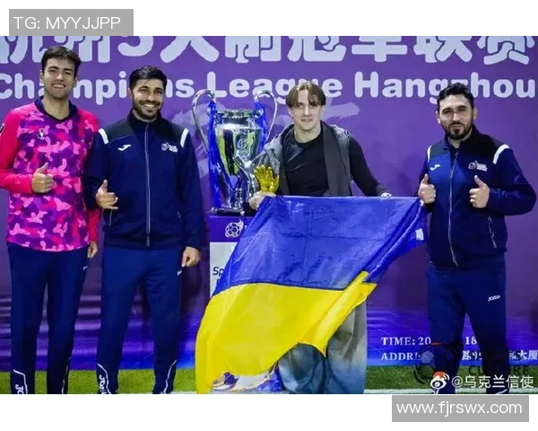 足球明星进场时的独特仪式揭秘:为何他们总要亲吻草坪与摸地的背后故事 足球明星进场时的独特仪式揭秘:为何他们总要亲吻草坪与摸地的背后故事